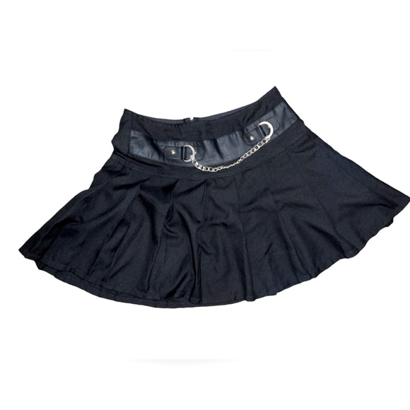 Royal Bones by Dan Goodman Black Pleated Mini Skirt with SILVER chain - Picture 2 of 7